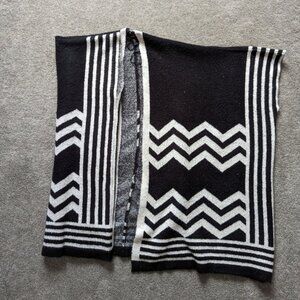 Forever 21 black and white geometric print Poncho women's Medium